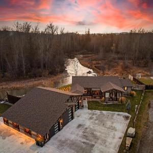 River's Edge Riverfront with Hot Tub Sauna & Game Room