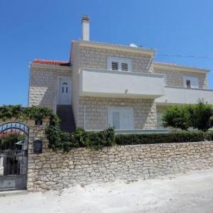 Apartments with parking space Supetar Brac - 5385