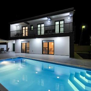 Family friendly house with a swimming pool Privlaka Zadar - 23636