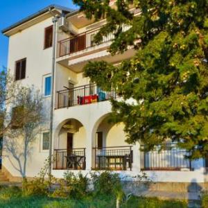 Apartments with parking space Senj - 11520