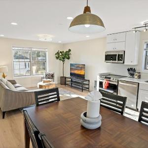 Warm and Bright Home Metro 1 Min Walk