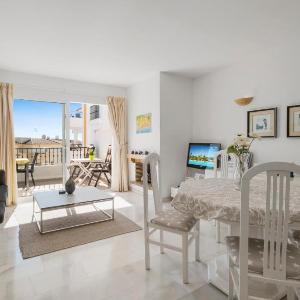 Sunny flat with pool by Costarentals - Ref 96