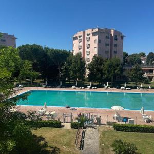 Marcelli trilocale con terrazzo in residence con piscina - M398