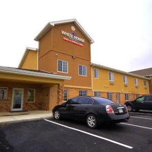 Lucas Oil Raceway Hotels - White House Suites