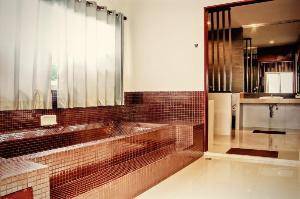 Singha Rubber Tree Resort and Sport Club, Sai Yok