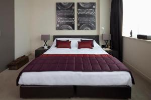 Hotel Xanadu, Ealing