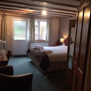 Crown House & Lodges B&B