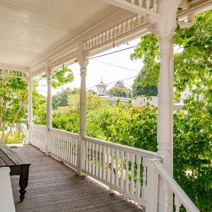 Coastal Victorian Home Walk to Downtown