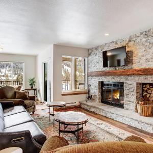 Cinnamon Ridge Après Ski Retreat: Private Hot Tub + Walk to Slopes