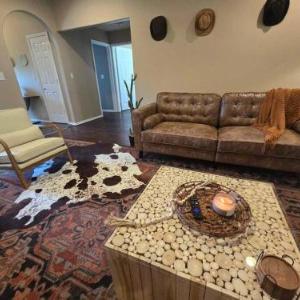 4 bedroom pet friendly grill under 5 min to airport and Choctaw Casino