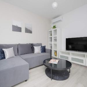 Family Apartment Cybernetyki with AC and Parking by Noclegi Renters