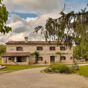 House Edera in Central Istria for 6 people with large garden and salt - water private pool
