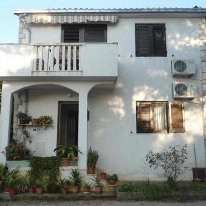 Apartments with parking space Mirca Brac - 22108