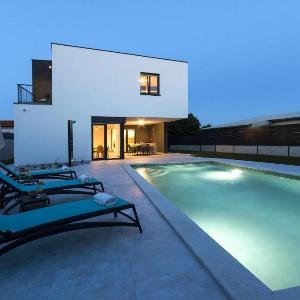 Villa Moderna near Pula for 8 people with 32 m2 private pool