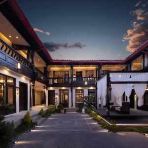 Lijiang Yunmuwan provides breakfast and afternoon tea offers free airport shuttle service The hotel provides a platform for visiting the ancient city and Yulong snow