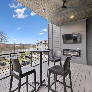 NEW Modern Multi-Level Home PoolTable & Rooftop
