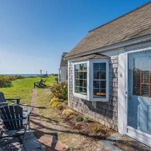 Serenity - Cozy Beachfront Charm Awaits