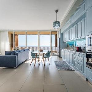 Sunny Coastal Getaway Green Coast by PikHost
