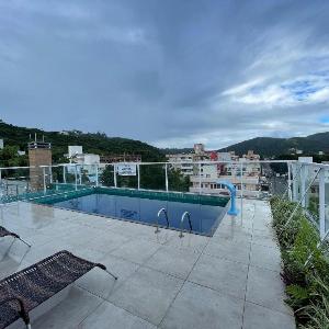 Apartamento com piscina e vista para montanha