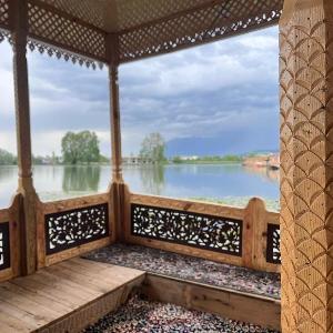 House boat house of common