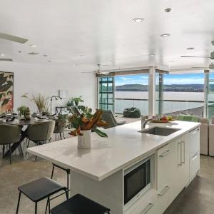 Lakefront Apartment 10 - Hot Tub Heated Pool Sauna