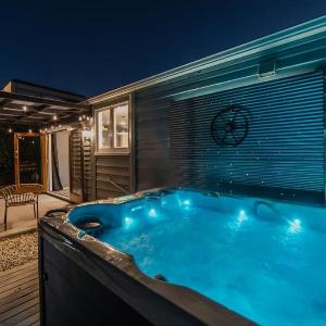 Peaceful City Cottage & Hot Tub
