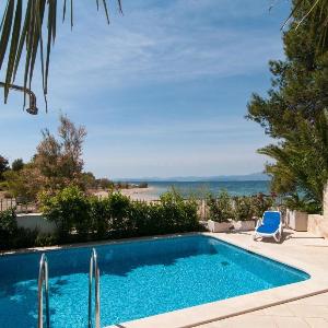 Exclusive Beachfront Villa with Pool for 8 at Island Brač