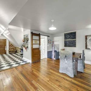 Cozy Top-Floor Retreat in the Heart of Louisville