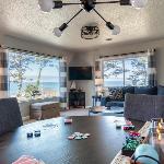 The Pacific Lookout Sleeps 6 Hot Tub Pet Friendly Ocean View EV Charger Lincoln City Oregon