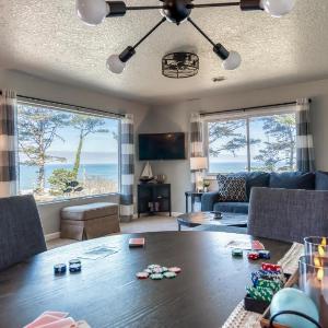 The Pacific Lookout Sleeps 6 Hot Tub Pet Friendly Ocean View EV Charger