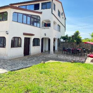 Apartments and rooms Murage 2369