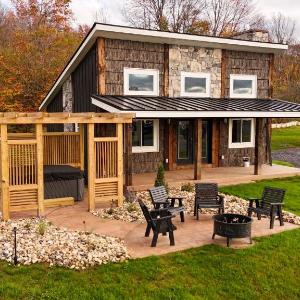 Valley View Resort Cabin #4 2-Bed Modern-Luxury with Hot Tub in Canaan Valley WV