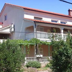 Apartments with parking space Lopar Rab - 23736