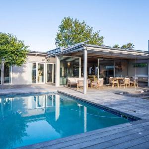 Luxurious villa with the best facilities at the foot of the Constantia Valley