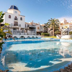 Casa en la playa con piscinas costa