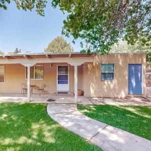 2 Bed 1 Bath with fully Stocked Kitchen