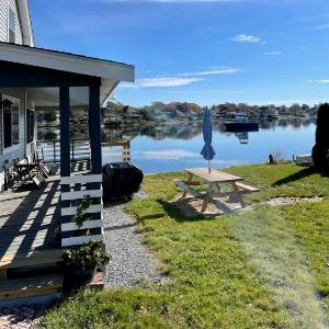 The Glam Shack: Waterfront Bliss in Onset
