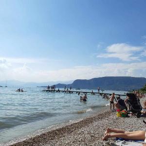 Dimora Gu -terrazza vista lago 100m da spiaggia
