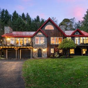 Luxury Log Chalet with Hot Tub Games Room & Hill Views!