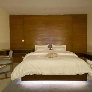 Skyluxe Designer Studio with rooftop Pool & Self Check In