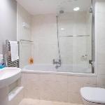 Luxury 1 bed Apt Sleeps 5 Barons Court 5m to tube London