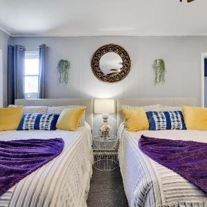 COZY COTTAGE Spacious 4Bdrm 2Bth Hot Tub Game Movie Room Close to camelback skiing Sauna Firepit Arcades Backyard Playground 2 Min Walk To Pool Lake Beach Basketball