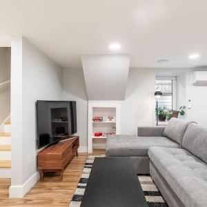 Cozy Dog-Friendly Unit with Parking Near Broadway