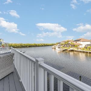 2 Story Lux Waterfront Living in Cape Harbour - Villa Funky Fish House