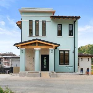 Sophisticated Modern Home with Ocean Views Gorgeous Master Suites & Private Jacuzzi