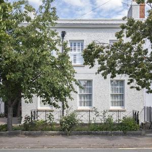 Charming Two Bedroom Apartment in Fairview