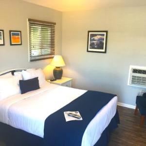 Hotels near Martha Clara Vineyards - Shorewood Inn