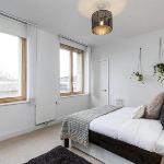 Modern Designed 2 bed Penthouse Apt Sleeps Five