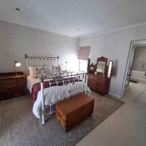 OosiesRus - Charming Langebaan Villa with Garden View