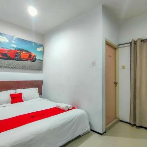 RedDoorz Padang Pasir near Petra University Surabaya
